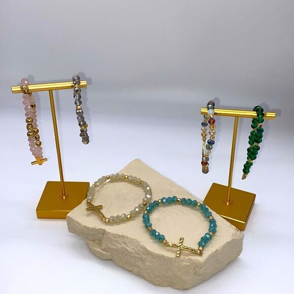 ✨🆕✨ BoHo Glass Beads Stretch Bracelet With Cross ✨ available in a few colors ✨ - Picture 4 of 13